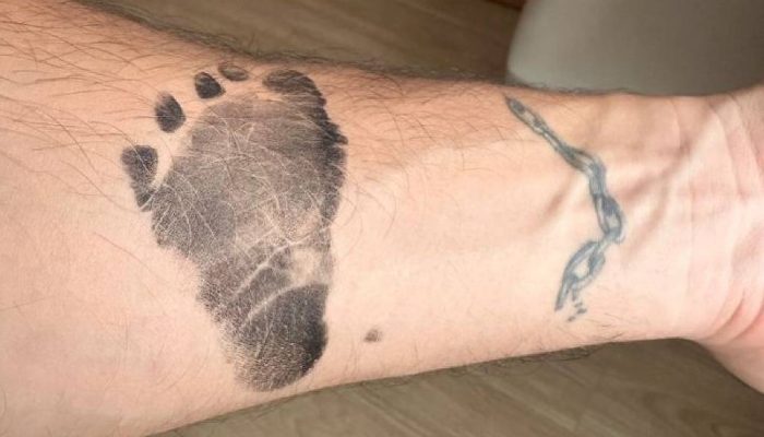 A marca do p&eacute; do filho de Arrascaeta no bra&ccedil;o do jogador do Flamengo
             -       
        Instagram/Reprodu&ccedil;&atilde;o