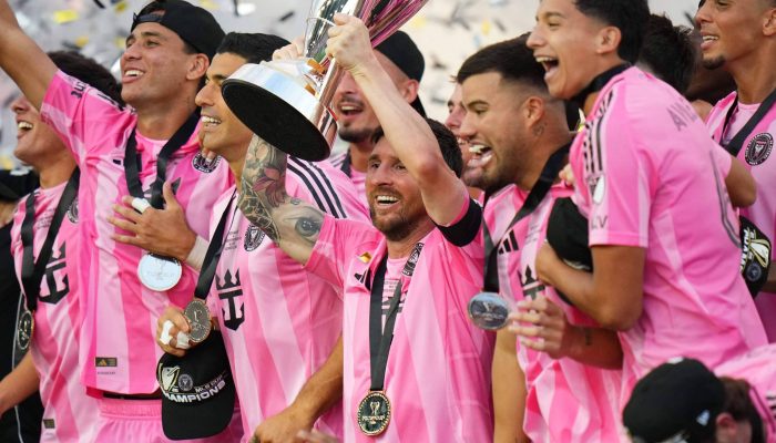 O craque argentino Lionel Messi ergue a taça da MLS ao lado de seus companheiros de Inter Miami, em Fort Lauderdale
             -       
        Rich Storry/Getty Images via AFP
