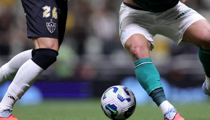 Jogadores de Atlético Mineiro e Palmeiras brigam pela bola em partida do recém-concluído Campeonato Brasileiro
             -       
        Cris Mattos - 3.dez.25/Reuters