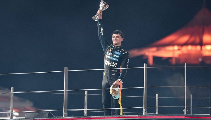 Lando Norris exibe troféu ao público em Abu Dhabi
             -       
        Fadel Sena/AFP