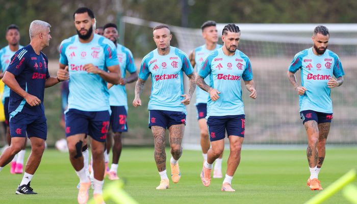 Jogadores do Flamengo treinam em Doha antes de sua estreia na Copa Intercontinental
             -       
        Gilvan de Souza - 8.dez.25/Flamengo