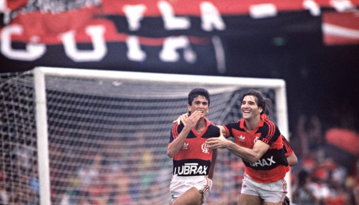 Bebeto comemora seu gol com Renato Gaúcho na semifinal da Copa União, em novembro de 1987; Flamengo venceu Atlético Mineiro por 1 a 0 no Maracanã