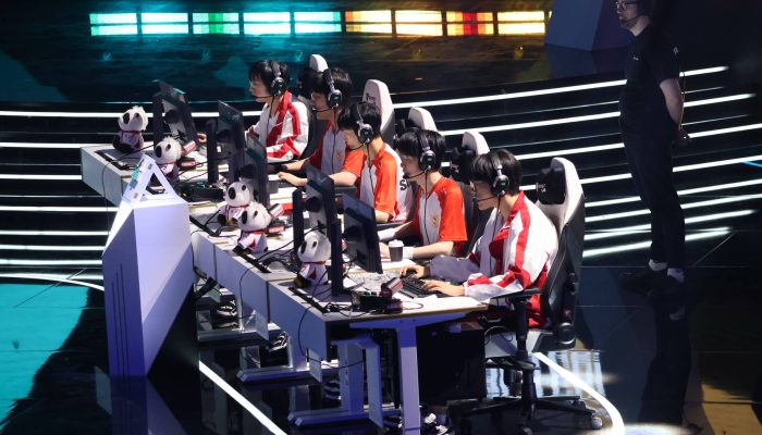 Time compete na final de campeonato de 'League of Legends' em Riad, na Arábia Saudita
             -       
        Luo Chen - 20.jul.25/Xinhua