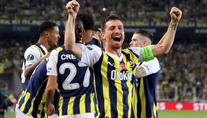 Mert Hakan Yandas, do Fenerbahçe, celebra gol durante a Europa Conference League; segundo agência de notícias turca, ele está entre os suspeitos de envolvimento no escândalo
             -       
        Umit Bektas - 21.set.23/Reuters