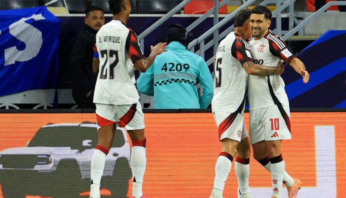 Arrascaeta (à. dir.) comemora com Carrascal e Bruno Henrique gol contra o Cruz Azul
             -       
        Thaier Al-Sudani - 10.dez.2025/Reuters