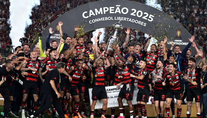 Jogadores do Flamengo comemoram com o troféu após vencer a Copa Libertadores; equipe é o termo mais usado no X em 2025
             -       
        Sebastian Castaneda -29.nov.25/Reuters