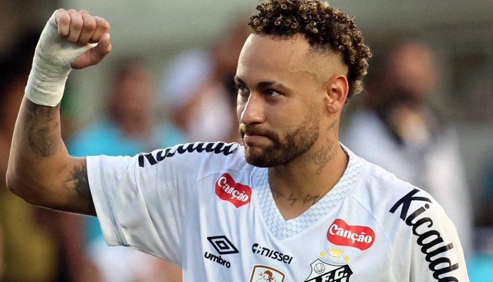 Neymar em ação pelo Santos contra o Cruzeiro em jogo do Campeonato Brasileiro, na Vila Belmiro 
             -       
        Thiago Bernardes - 7.dez.2025/Reuters