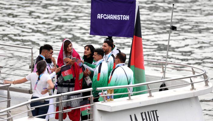 Atletas do Afeganistão participam da cerimônia de abertura dos Jogos de Paris
             -       
        Hannah Peters - 26.jul.2024/Reuters