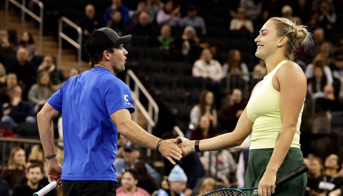 Aryna Sabalenka durante partida de duplas mistas em Nova York
             -       
        Adam Hunger - 8.dez.25/Getty Images via AFP