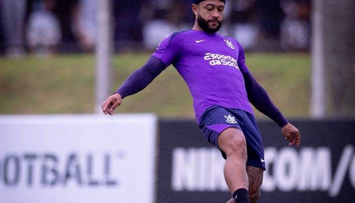 O atacante Memphis Depay, em treinamento do Corinthians no CT do Parque Ecológico; holandês marcou o gol da vitória no jogo de ida
             -       
        Rodrigo Coca - 9.dez.25/Ag. Corinthians