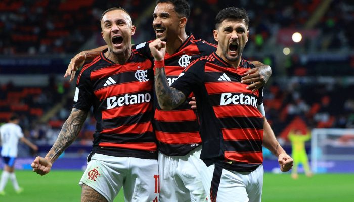 Danilo (centro) celebra com Everton Cebolinha e Arrascaeta após marcar contra o Pyramids
             -       
        Thaier Al-Sudani/Reuters