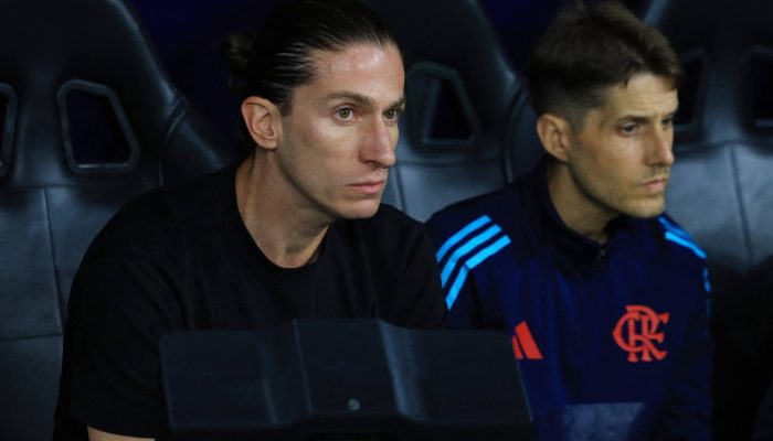 Filipe Luís, técnico do Flamengo, durante duelo contra Pyramids
             -       
        Thaier Al-Sudani/REUTERS