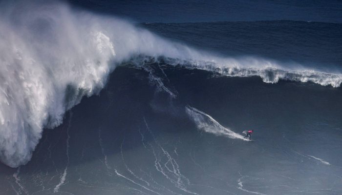 Lucas Chumbo desafia onda gigante em Nazaré (Portugal)   -              
                              
                  Filipe Amorim - 13.dez.25 /                
              
                              AFP
