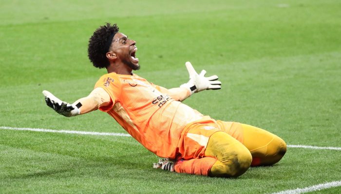 Hugo Souza comemora a classificação do Corinthians após defender dois pênaltis
             -       
        Marina Uezima/Marina Uezima/Folhapress