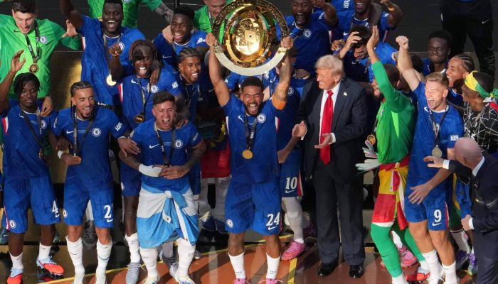 O capitão Reece James ergue troféu depois de o Chelsea conquistar o Mundial de Clubes (Supermundial) de 2025, em East Rutherford (EUA), em julho
             -       
        Timothy A. Clary - 13.jul.25/AFP