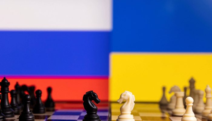 Ilustração mostra peças de xadrez em cima de tabuleiro, com bandeiras da Rússia e da Ucrânia ao fundo 
             -       
        Dado Ruvic/Reuters