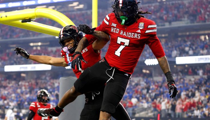 Reggie Virgil (à esq.) e Terrance Carter, do Texas Tech Red Raiders, comemoram durante o jogo do Big 12 Championship contra o BYU Cougars em Arlington, Texas
             -       
        Ron Jenkins - 6.dez.2025/Getty Images via AFP