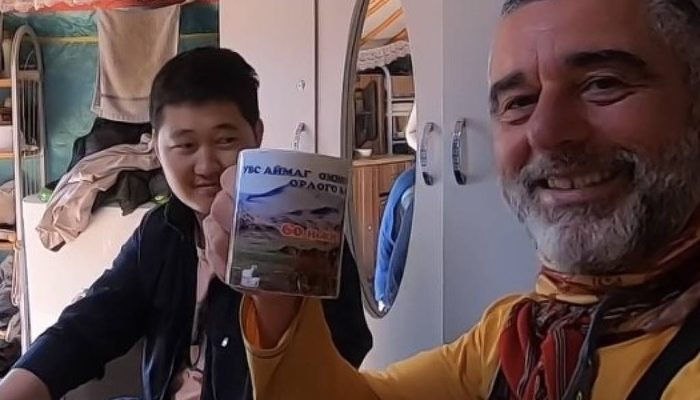 O escritor Guilherme Cavallari em uma tenda nômade na Mongólia
             -       
        Reprodução/Transmongólia