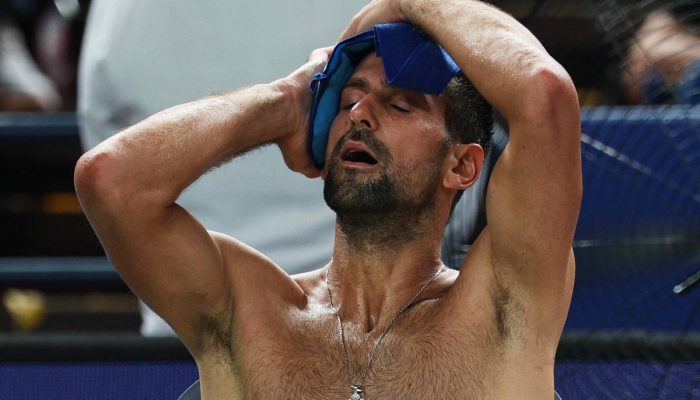 Sérvio Novak Djokovic se refresca durante pausa em partida contra o belga Zizou Bergs no Masters 1000 de Xangai
             -       
        Go Nakamura - 9.out.2025/Reuters