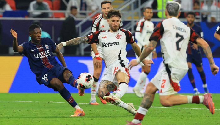 O zagueiro Léo Pereira, do Flamengo, duela com o atacante Ousmane Dembélé, do Paris Saint-Germain, na final da Copa Intercontinental
             -       
        Thaier Al-Sudani - 17.dez.25/Reuters