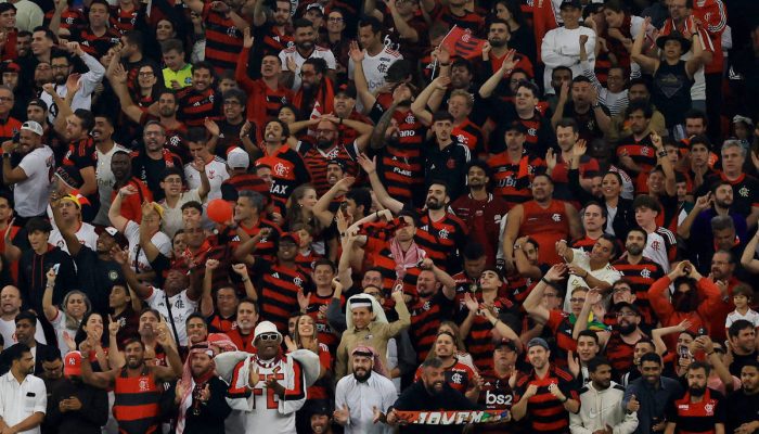 Dembelé e Léo Pereira em lance da final da Copa Intercontinental 
             -       
        Thaier Al-Sudani/Reuters
