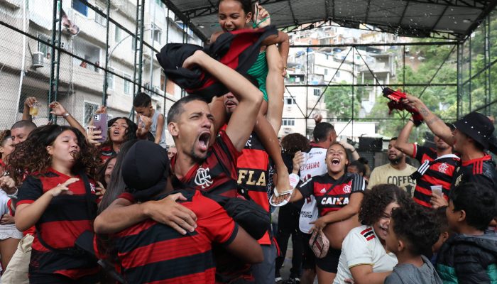 Rubro-negros comemoram o primeiro gol marcado por Jorginho, do Flamengo
             -       
        Aline Massuca/REUTERS