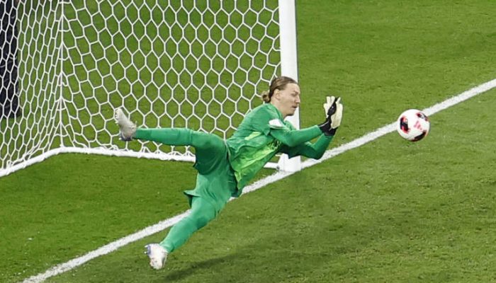 O russo Safonov, goleiro do Paris Saint-Germain, na final da Copa Intercontinental, contra o Flamengo, em Al Rayyan, no Qatar
             -       
        Karim Jaafar - 17.dez.25/AFP