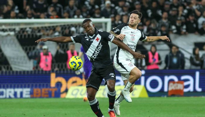 Rodrigo Garro (à dir.) disputa a bola durante primeiro confronto entre Corinthians e Vasco
             -       
        Peraphotopress/Pera Photo Press/Folhapress