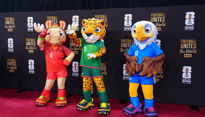 (Da esq. p/ dir.): Maple, Zayu e Clutch, os mascotes da Copa do Mundo de 2026, durante sorteio em Washington