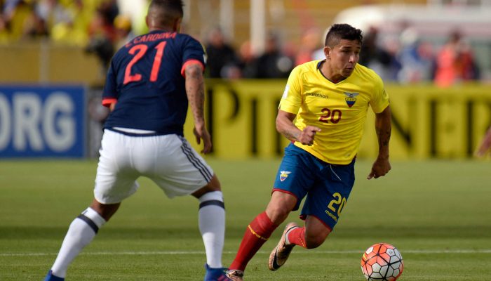 Mario Pineida (de amarelo) em ação pelo Equador contra a Colômbia em jogo das Eliminatórias, em Quito
             -       
        Juan Cevallos - 28.mar.2017/AFP