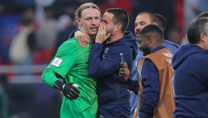 Safonov (de verde) celebra com companheiros vitória do PSG nos pênaltis
             -       
        Karim Jaafar - 17.dez.2025/AFP