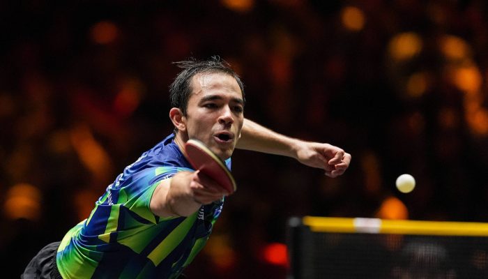 Hugo Calderano durante partida das quartas de final do China Smash, contra Xiang Peng, em Pequim  -              
                              
                  Ju Huanzong - 4.out.25/Xinhua