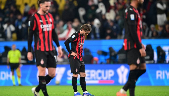 Jogadores do Milan durante semifinal da Supercopa da Itália contra o Napoli, em Riad, na Arábia Saudita
             -       
        Daniele Mascolo - 18.dez.2025/Reuters