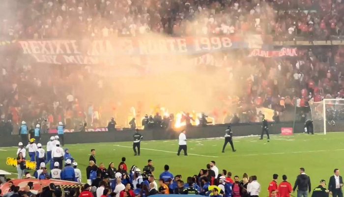 Torcedores brigam no estádio Anastasio Girardot, em Medellín, após clássico entre Atlético Nacional e Independiente Medellín



             -       
        AFPTV TEAMS - 17.dez.2025/AFP