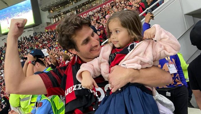 Nina com os pais, Alexandre e Fernanda Bueno, em jogo do Flamengo no Maracanã
             -       
        Arquivo pessoal