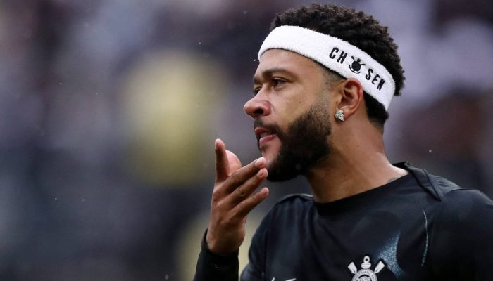 O atacante do Corinthians Memphis Depay durante treino na Neo Química Arena, em São Paulo
             -       
        Jean Carniel/Reuters