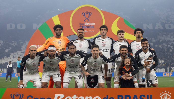 Atletas do Corinthians campeões da Copa do Brasil de 2025: Hugo Souza, Raniele, Gustavo Henrique, Breno Bidon e André Ramalho (em pé); Matheuzinho, Memphis Depay, José Martínez, Rodrigo Garro, Yuri Alberto e Matheus Bidu (abaixados)
             -       
        Rodrigo Coca - 17.dez.2025/Agência Corinthians