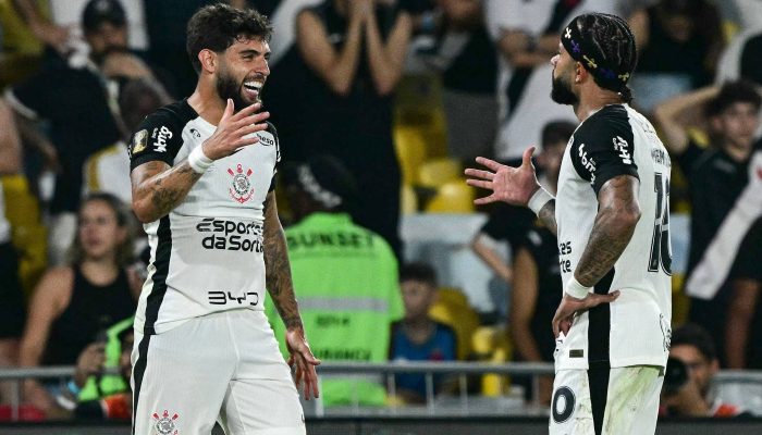 Yuri Alberto e Memphis Depay celebram gol do Corinthians na final da Copa do Brasil 
             -       
        Pablo Porciuncula /AFP