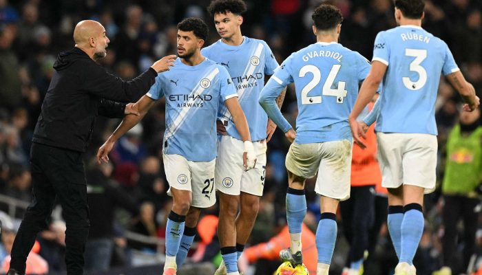 Guardiola orienta jogadores do City durante jogo contra o Leeds United pela Premier League, em Manchester
             -       
        Oli Scarff - 29.nov.2025/AFP
