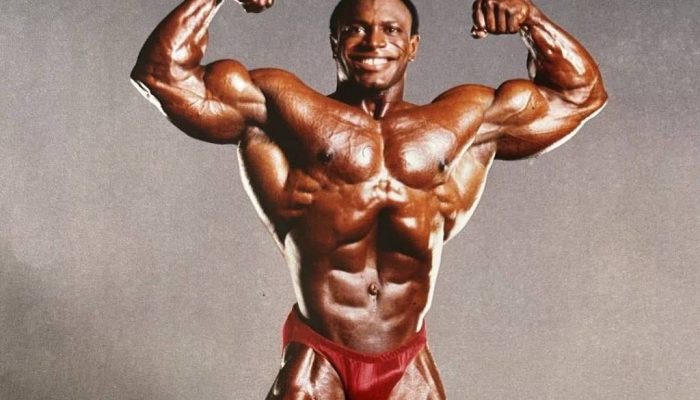 O nome mais importante da história do fisiculturismo. O austríaco conquistou o título mundial com apenas 23 anos de idade em 1970 e seguiu vencendo até 1975, quando se aposentou dos palcos pela primeira vez. Em 1980, ele retornou e ganhou o Sandow novamente pela última vez.
             -       
        Redes Sociais/Reprodução