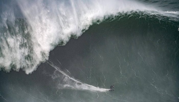 Rodrigo Koxa surfa onda gigante em Nazaré, Portugal 
             -       
        Jayden/Divulgação