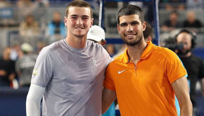 João Fonseca e Carlos Alcaraz antes de partida de exibição em Miami
             -       
        Tomas Diniz Santos - 8.dez.25/Getty Images/AFP