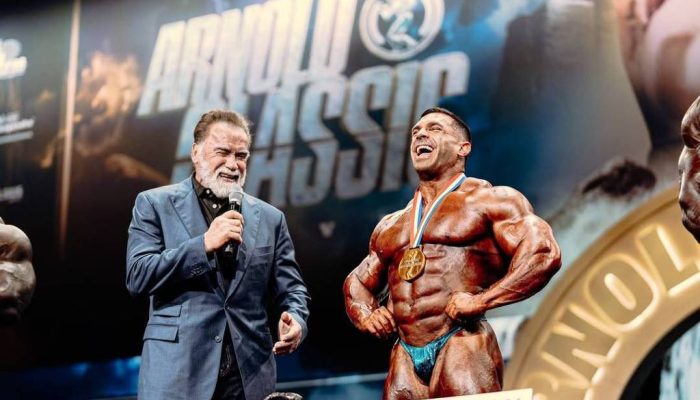 Derek Lunsford recebe o troféu do Arnold Classic Ohio 2025 das mãos de Arnold Schwarzenegger
             -       
        Reprodução/Arnold Sports Festival
