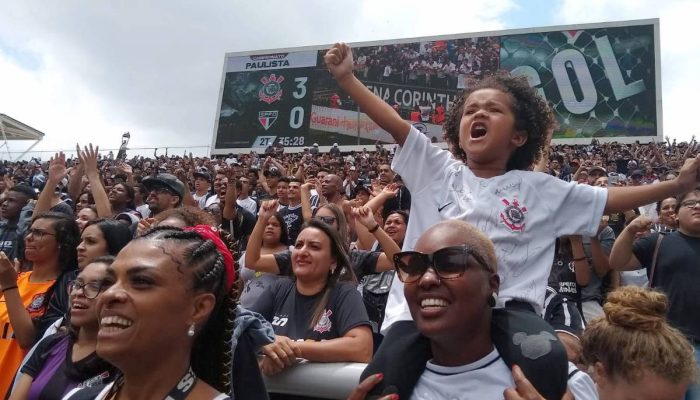 Famílias em jogo de futebol feminino em São Paulo
             -       
        Sidnei Sales - 16.nov.19/Folhapress