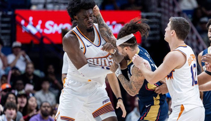 Jose Alvarado e Mark Williams trocam socos durante duelo entre New Orleans Pelicans e Phoenix Suns 
             -       
        Stephen Lew/Reuters
