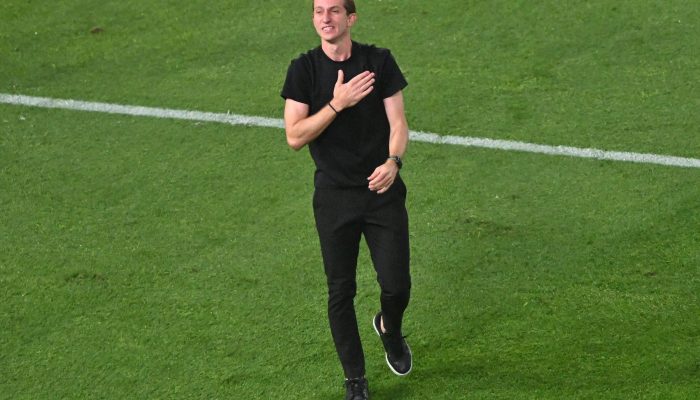 O técnico do Flamengo, Filipe Luís, celebra a conquista da Copa Libertadores, com triunfo sobre o Palmeiras, no estádio Monumental de Lima, no Peru
             -       
        Connie France - 29.nov.25/AFP