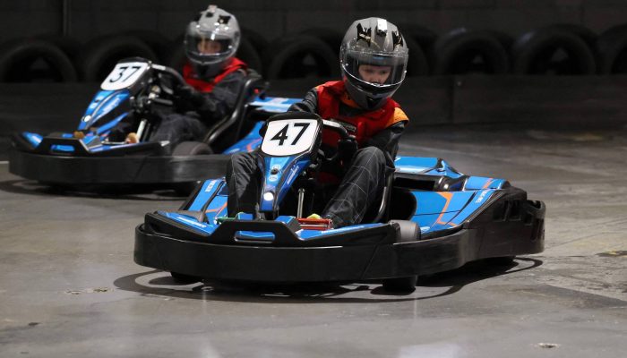 Meninas aceleraram em uma pista de kart inglesa, como parte de uma iniciativa pioneira para atrair mulheres para os esportes motorizados 
             -       
        Darren Staples/AFP