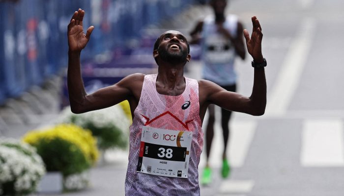 O etíope Muse Gizachew celebra seu triunfo na avenida Paulista, com o queniano Jonathan Kipkoech logo atrás; apenas quatro segundos os separaram
             -       
        Amanda Perobelli/Reuters