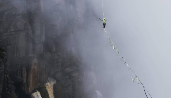 Travessia de Valentin Rapp, da equipe de Rafael Bridi, sobre o Salto Angel, com a fita instalada a 1.018 metros de altura
             -       
        Valentin Rapp/Divulgação