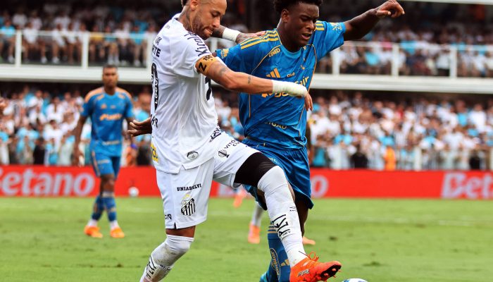 O zagueiro Marquinhos, do Paris Saint-Germain, antecipa-se ao atacante Bruno Henrique, do Flamengo, na decisão da Copa Intercontinental
             -       
        Rula Rouhana - 17.dez.25/Reuters